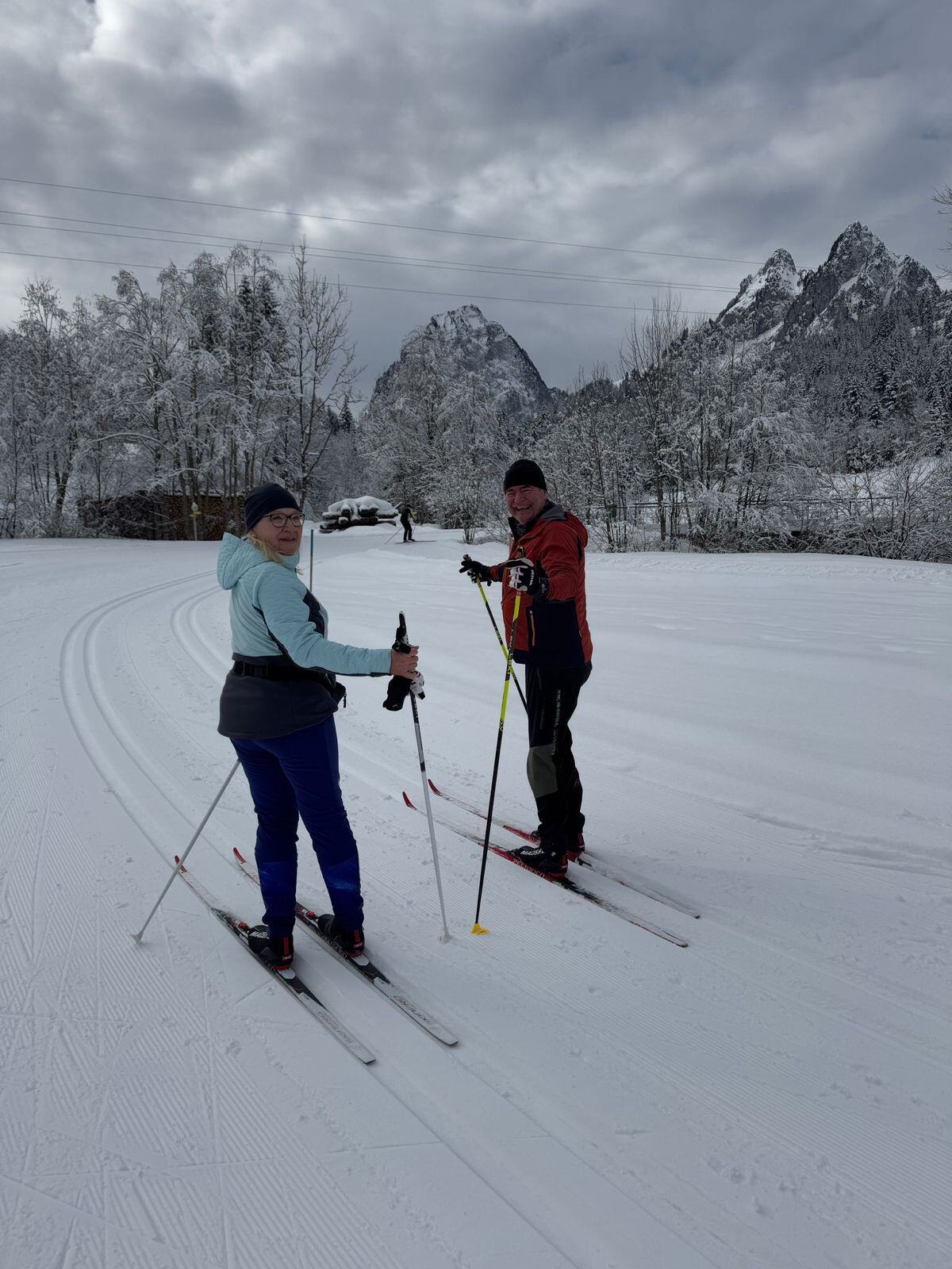 Monika and Jörg learning classic style cross country skiing in Zurich Region 